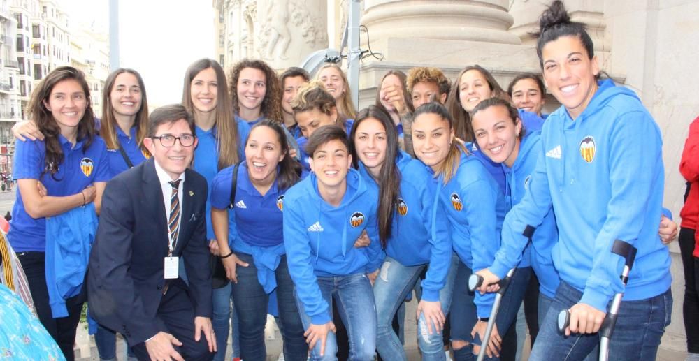 El vicepresidente Daniel Buj, con las jugadoras del Valencia CF Femenino