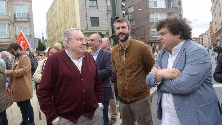 Isaac Rodríguez, junto con el alcalde Alberto Varela y Julio Torrado al acabar la manifestación. // Noé Parga
