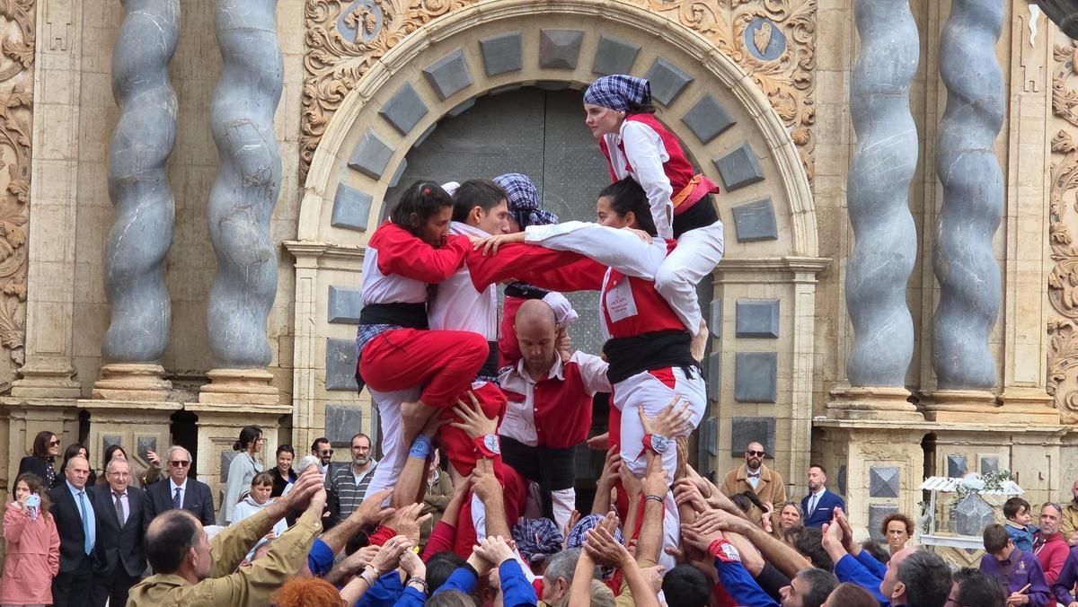 Integrantes ejecutan una de sus figuras frente a la iglesia Arciprestal, ante la mirada del público.