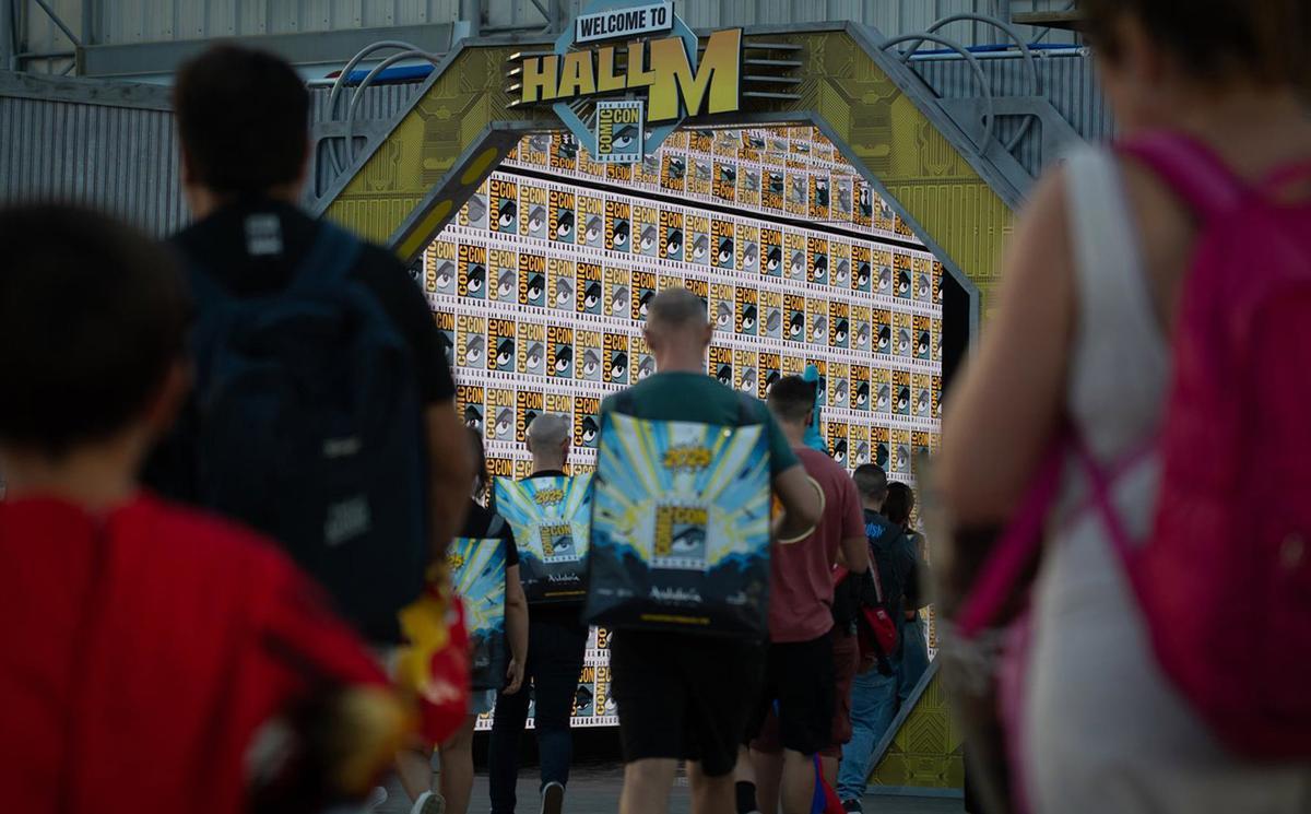 Visitantes acceden a la Comic-Con.