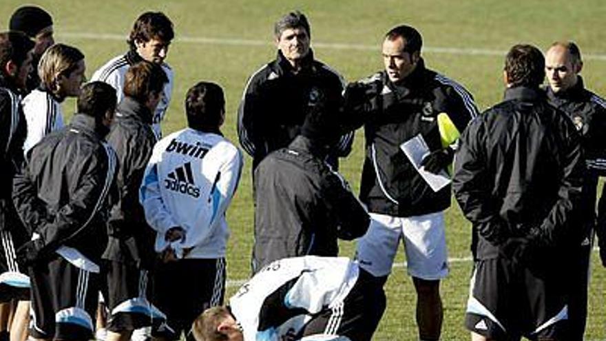 El entrenador del Real Madrid, Juande Ramos , junto a su ayudante, Marcos Álvarez , durante el entrenamiento que su equipo realizó hoy en la ciudad deportiva Valdebebas, tras la derrota del pasado sábado frente al FC Barcelona.