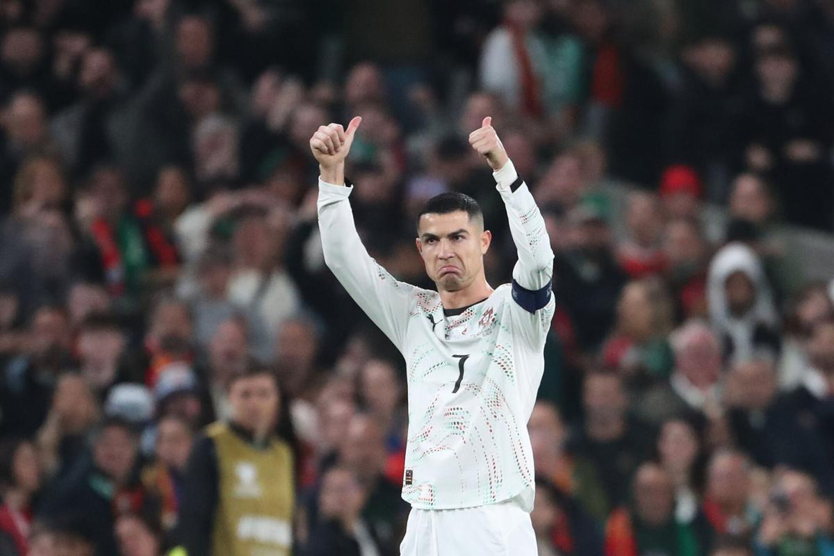 El portugués Cristiano Ronaldo abandona el campo después de recibir una tarjeta roja durante un partido de fútbol del grupo F de clasificación para la Copa Mundial 2026 entre Irlanda y Portugal en Dublín, el jueves 13 de noviembre de 2025. (Foto AP/Peter Morrison)