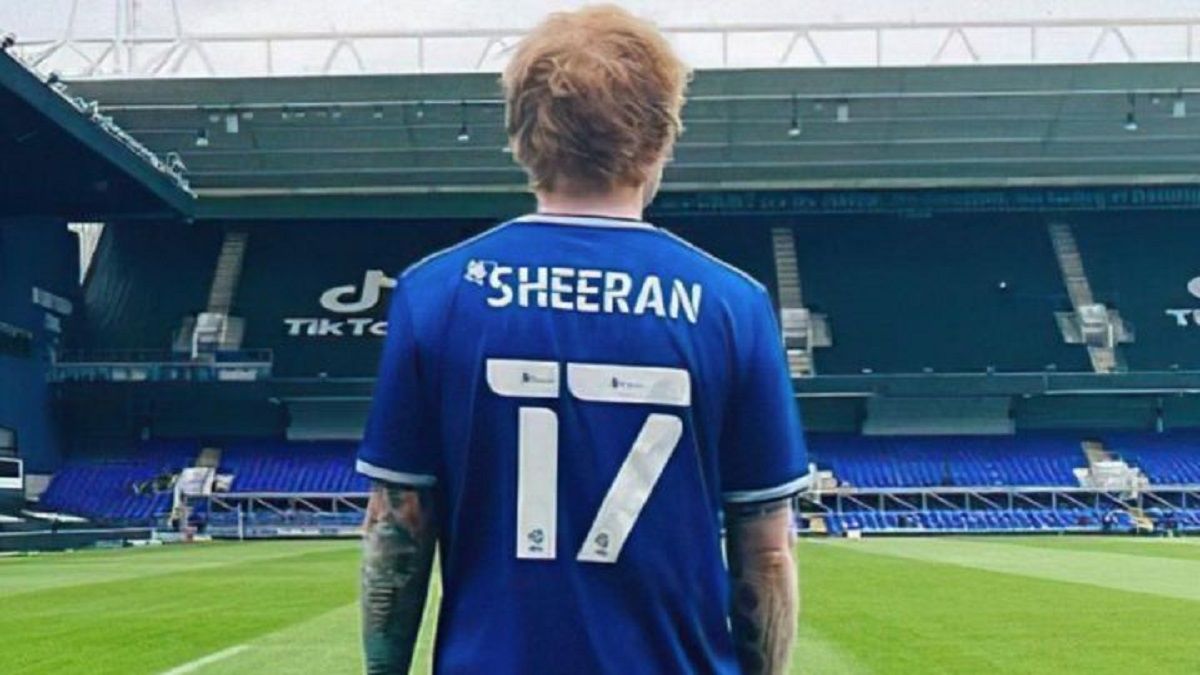 Ed Sheeran 'ficha' por el Ipswich Town, el equipo de su infancia
