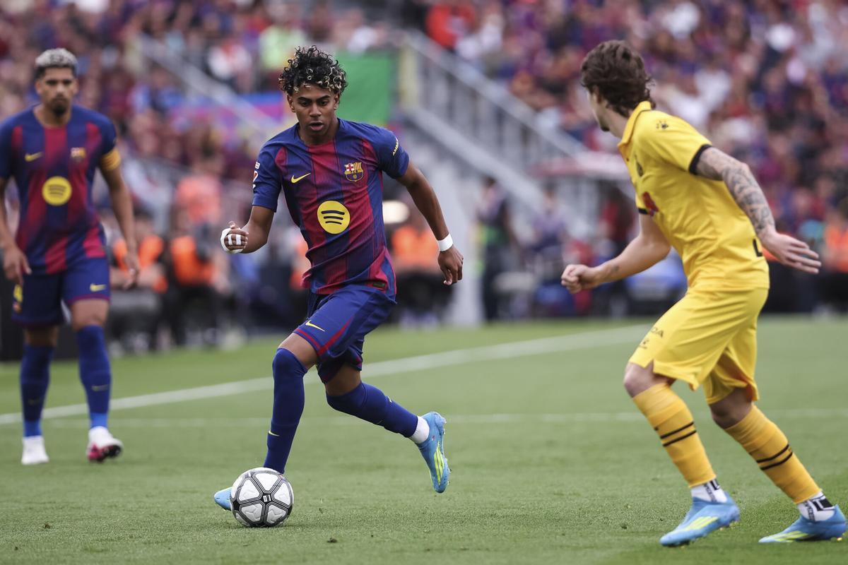 Lamine conduce el esférico.