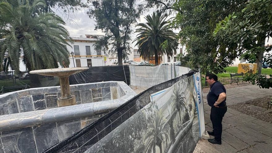 La fuente de la Magdalena ya está de nuevo en la plaza tras el reventón que sufrió en septiembre