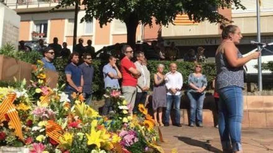 La regidora Mònica Garcia durant la lectura del manifest, amb la resta de representants institucionals