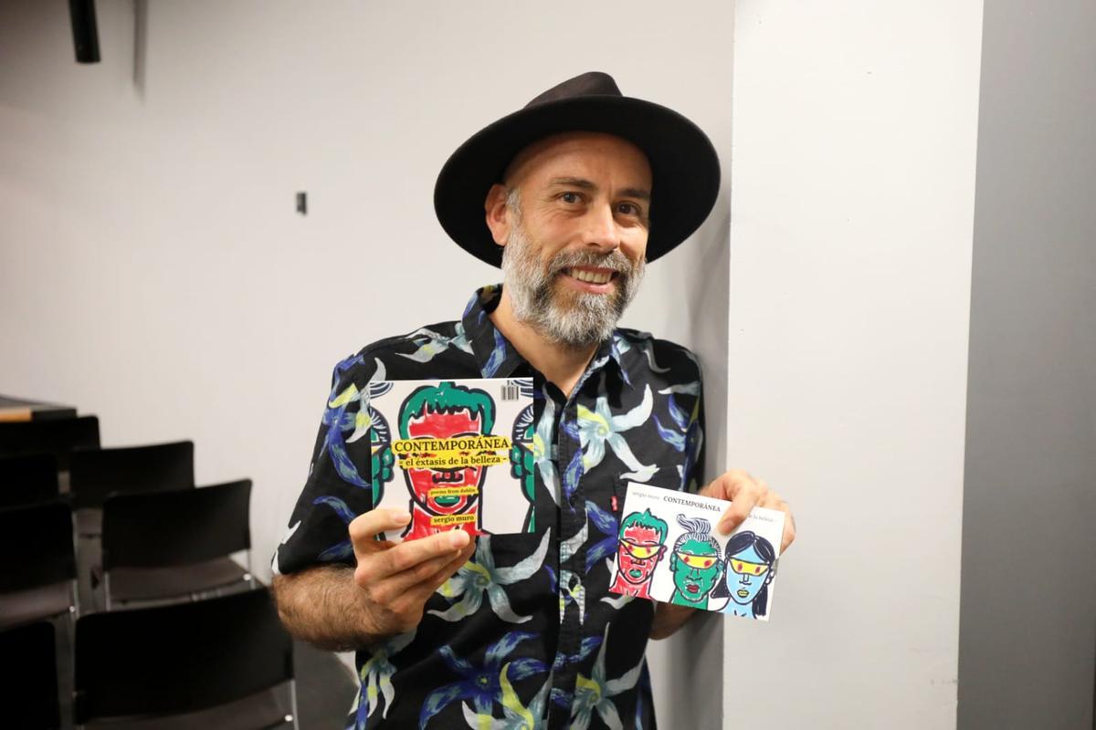 El escritor zaragozano Sergio Muro en la presentación de su obra 'Contemporánea - el éxtasis de la belleza'.