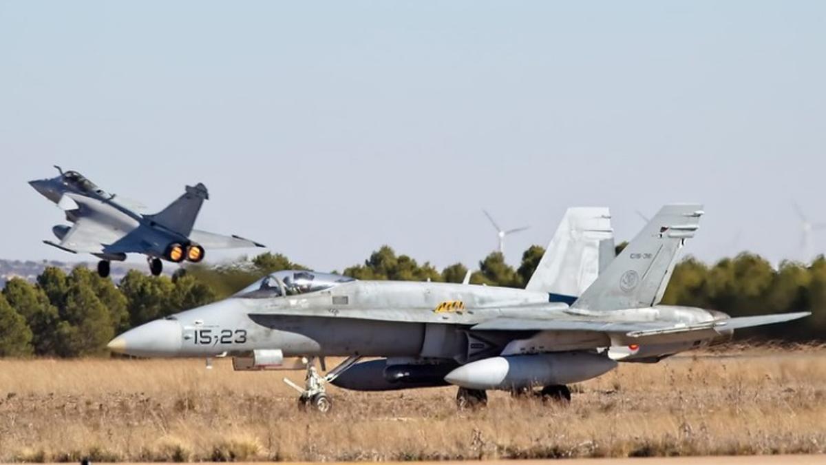 Varios aviones militares del Programa de Liderazgo Táctico en la Base Aérea de Albacete.