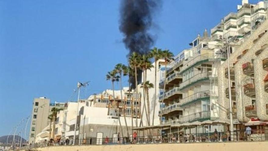 Columna de humo negro provocada del incendio, visto desde la playa de Las Canteras