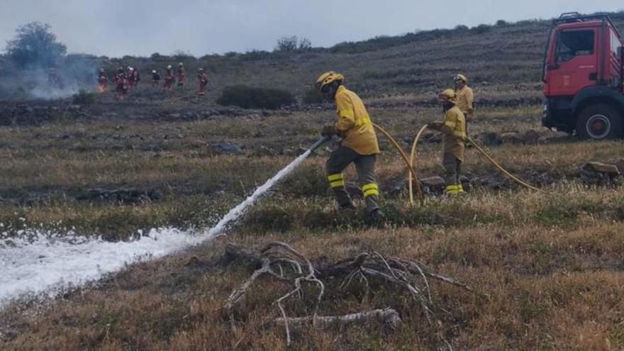 Efectivos contraincendios de La Gomera se forman en quemas prescritas