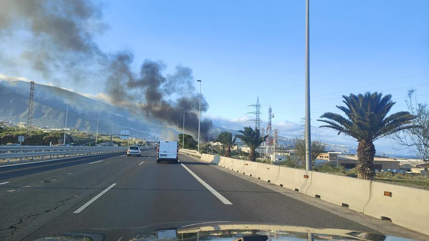 Autopista cortada por el incendio en una nave de Güímar