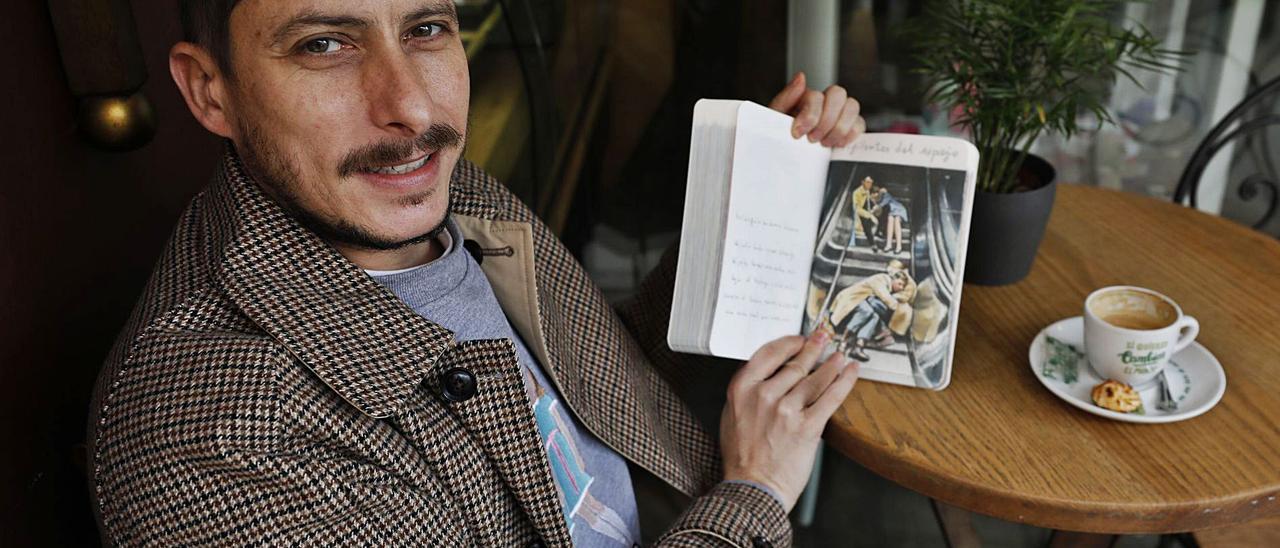 Federico Granell muestra su libro, abierto por las páginas dedicadas a la canción “Vigilantes del espejo”, de “Triángulo de Amor Bizarro”. |  LUISMA MURIAS