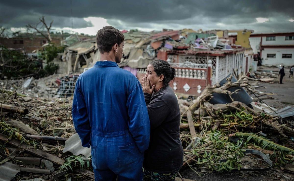 Una residente del vecindario de Regla, azotado por el tornado, llora frente a su casa destruida en La Habana. El poderoso tornado golpeó La Habana mató a tres personas y dejó a 172 heridos. 