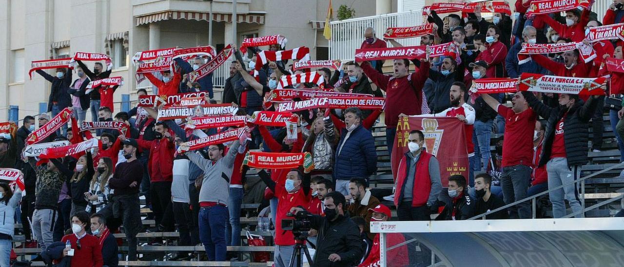 Aficionados del Real Murcia en el estadio El Rubial de Águilas esta pasada temporada.  | PEPE VALERO