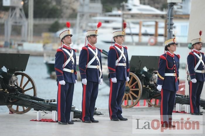 Arriado Solemne de Bandera en el puerto de Cartagena