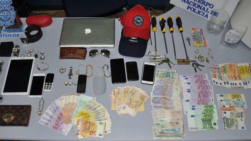 Material y dinero incautado por la Policía Nacional a los detenidos.