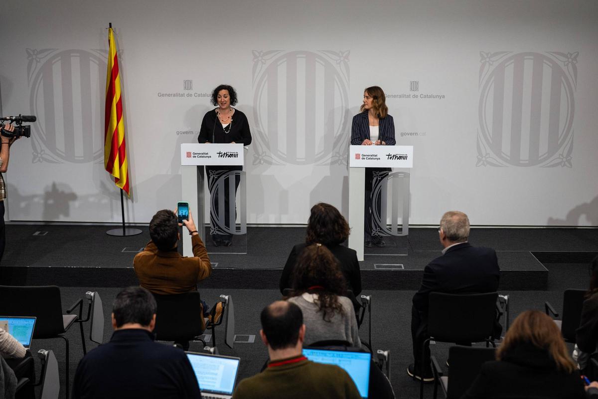 La consellera de Economia, Alícia Romero, y la líder parlamentaria de los Comuns, Jéssica Albiach.