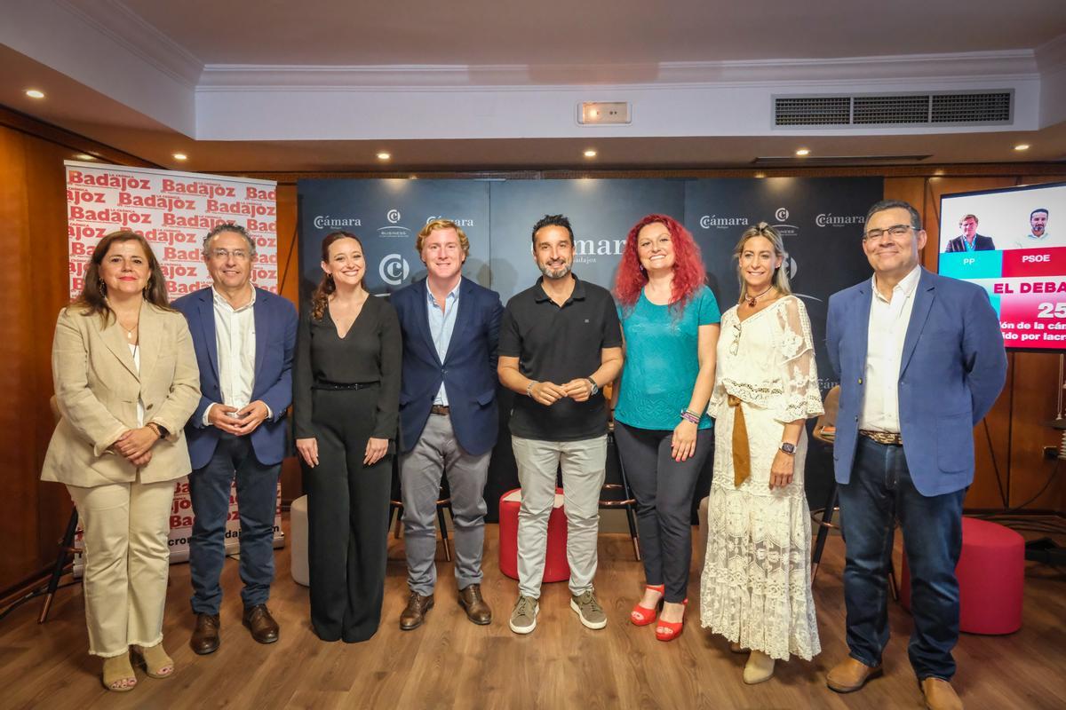 Todos los intervinientes, con el director de La Crónica de Badajoz.