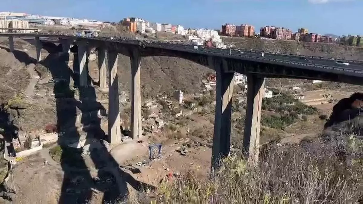 Izado de 25 toneladas de acero en las obras del viaducto del Guiniguada