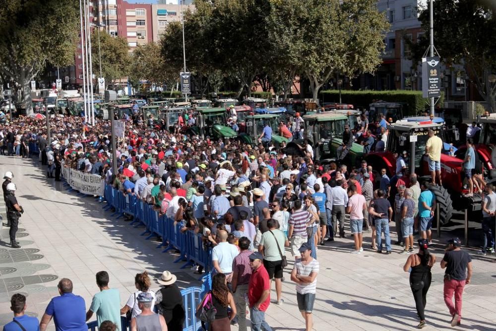 Protesta de agricultores en la Asamblea Regional