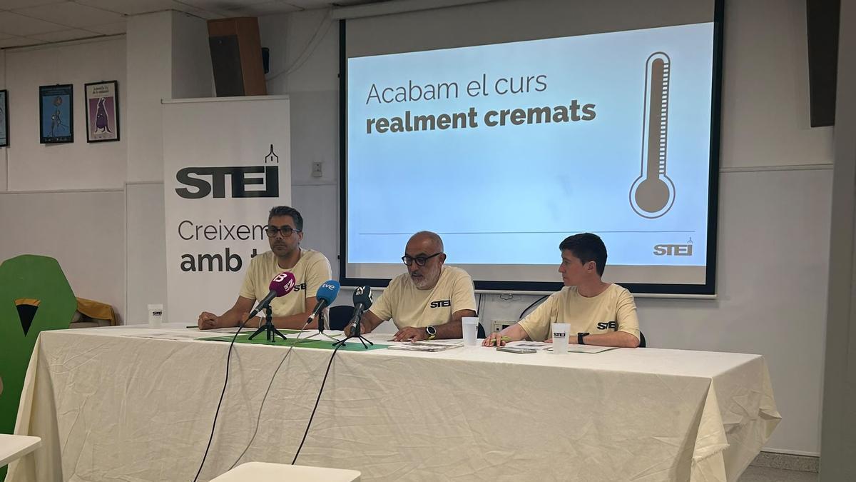 Carmona, Garcia y Bibiloni, este martes durante la presentación de la encuesta en la sede del STEI.