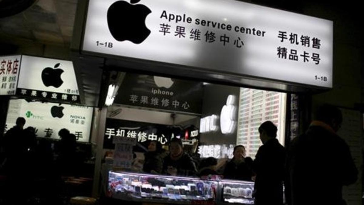 Tienda 8 Compradores en un comercio de Apple en Shanghái.