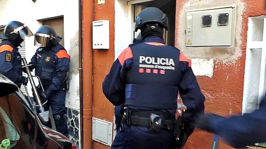 Agents dels Mossos, abans d&#039;entrar en una de les cases.