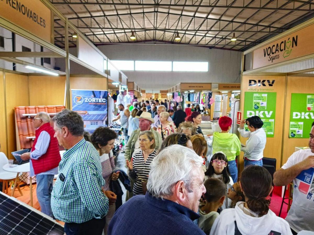 Los visitantes recorrieron los pabellones ganadero y comercial y la zona expositiva exterior. | SERVICIO ESPECIAL