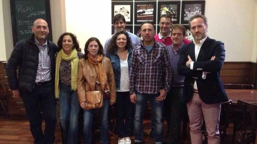 El grupo de antiguos alumnos del colegio del Fontán, durante la reunión de su reencuentro, con Rafael Menéndez, uno de los que corrieron con la organización, el primero por la derecha.