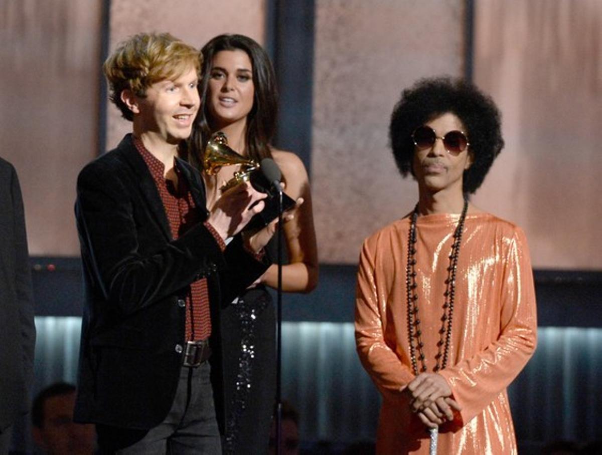 Prince, de taronja, va entregar el premi al millor àlbum de l’any a Beck.