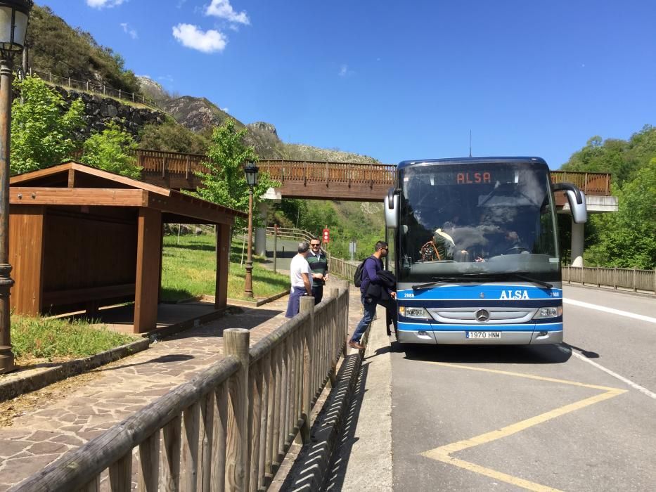 Turistas en los Lagos de Covadonga en el puente de mayo