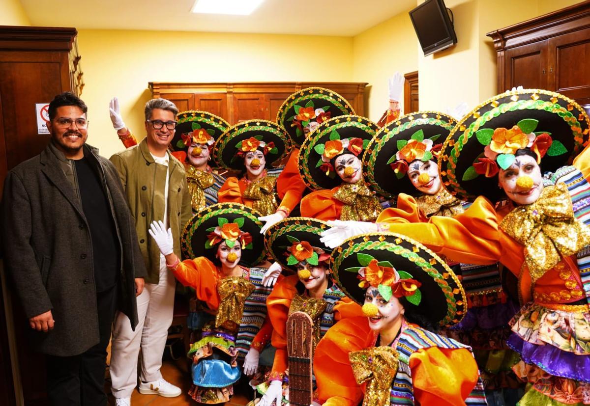 El alcalde de La Laguna y el concejal de Fiestas, con las 'mexicanas' Marchilongas 2025, que presentaron en el Leal.