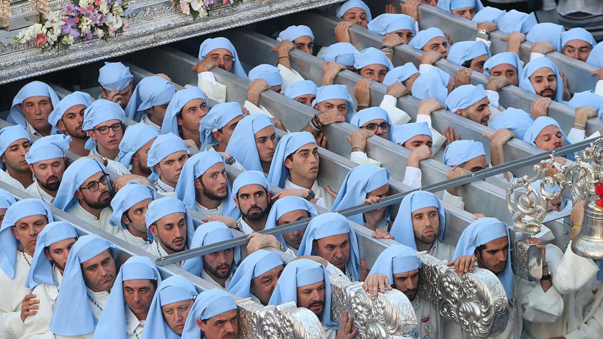 Hombres de trono de la Virgen del Rosario.
