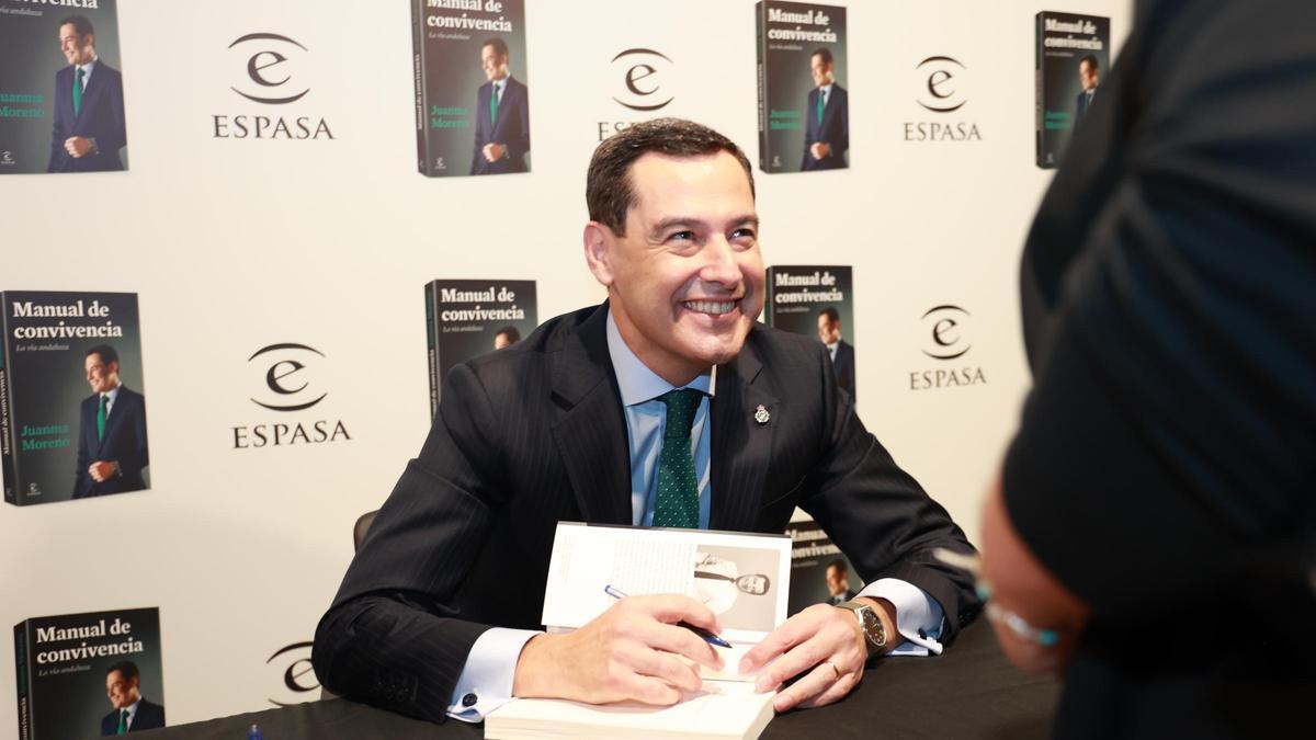 Juanma Moreno, durante la presentación de su libro en Sevilla.