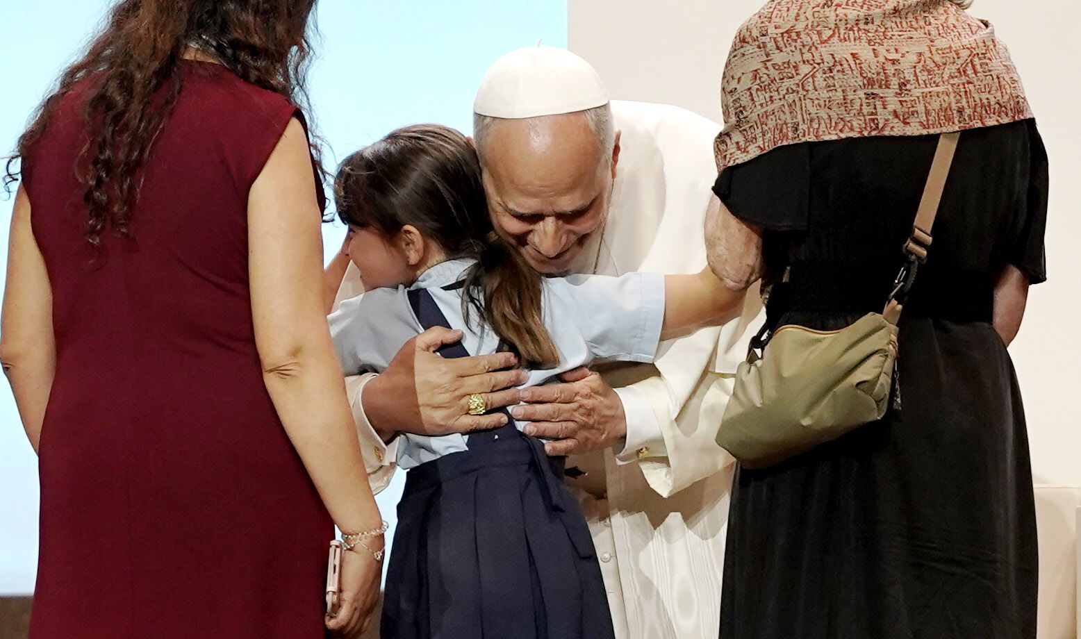 El papa saluda a una niña. J.L. ROCA