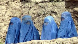 Mujeres ataviadas con burkas en Takhar, Afganistán.