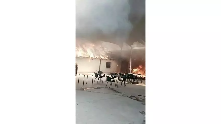 Las llamas devoran la peña huertana La Crilla de Puente Tocinos