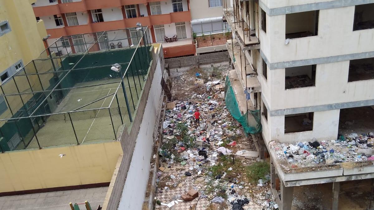 La basura se acumula en todos los rincones del edificio Iders
