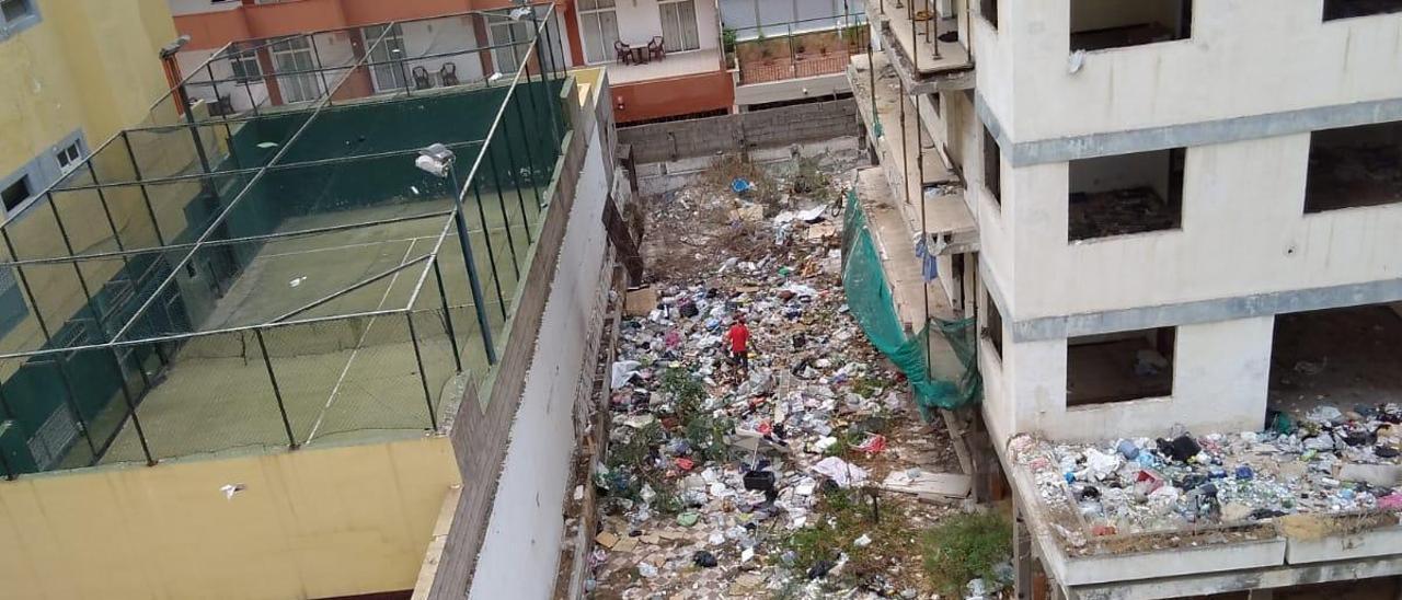 La basura se acumula en todos los rincones del edificio Iders