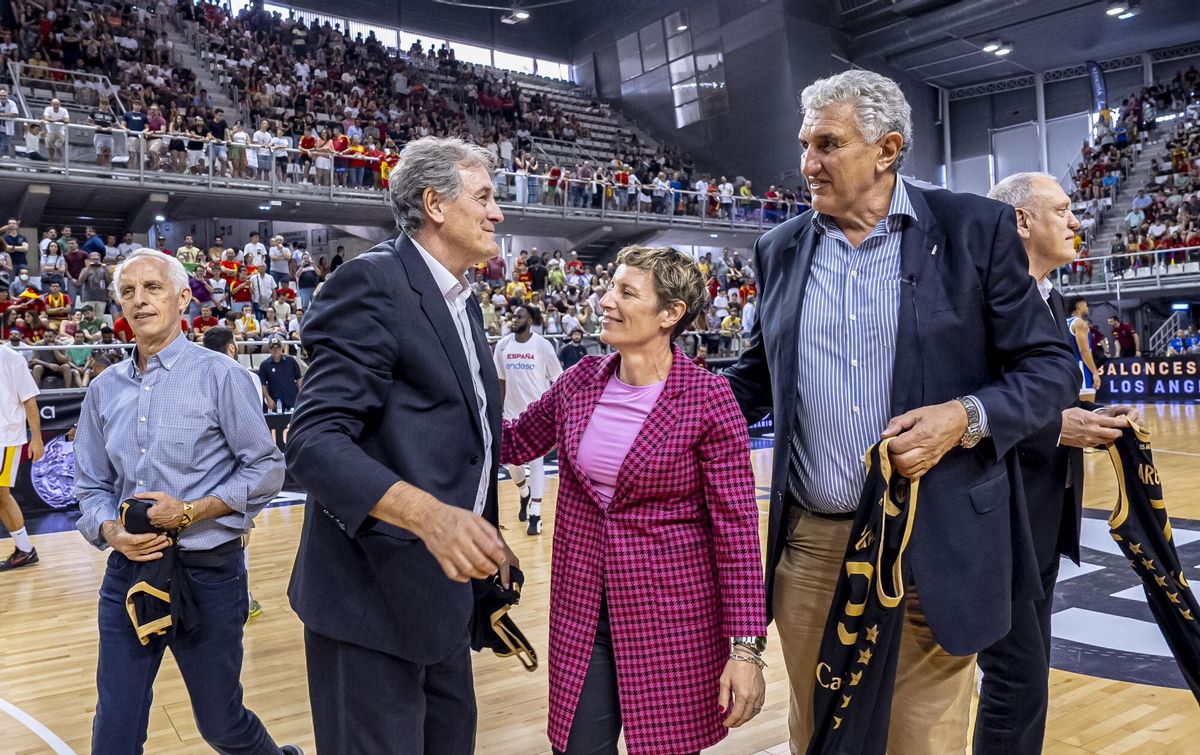 Fernando Arcega y Fernando Romay, junto a la presidenta de la FEB, Elisa Aguilar, en un homenaje por los 30 años de su plata en Los Ángeles 1984.
