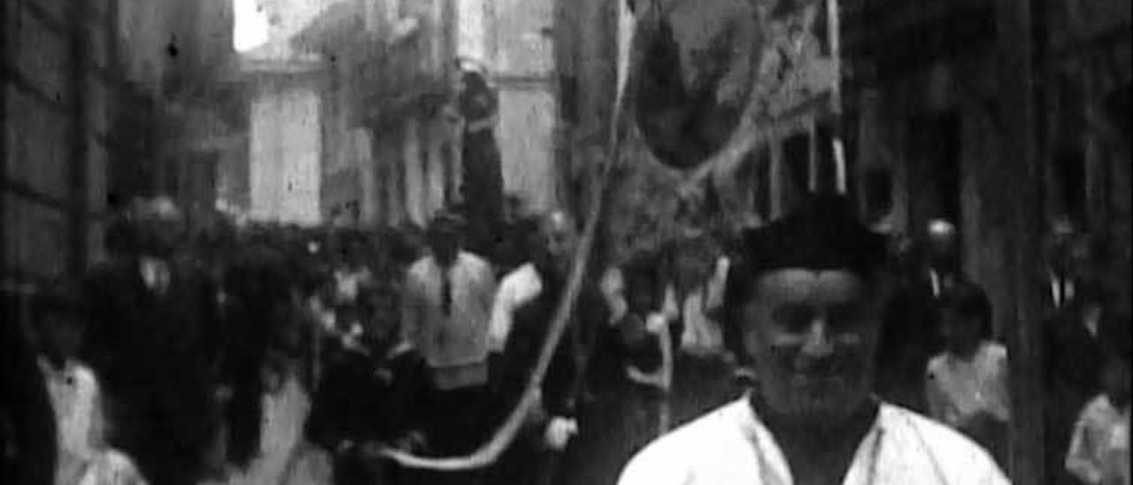 Fotograma de la procesión de la Magdalena a finales de los años veinte del siglo pasado, a su paso por la calle Mayor.