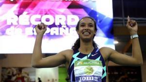 María Vicente celebra la primera medalla de oro e los Campeonatos de España de atletismo en pista cubierta