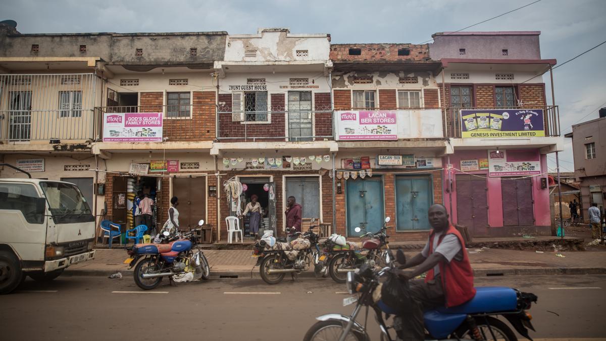 Un grupo de personas en la ciudad de Gulu, en Uganda.