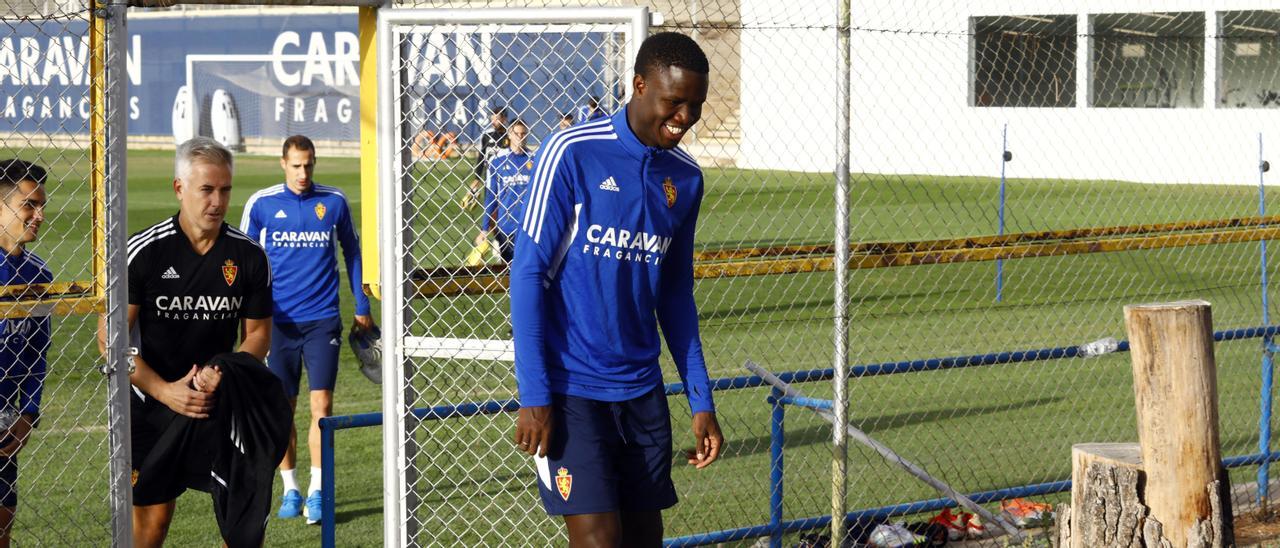 Pape Makhtar Gueye, sonriente antes de una sesión de vídeo con el Zaragoza.