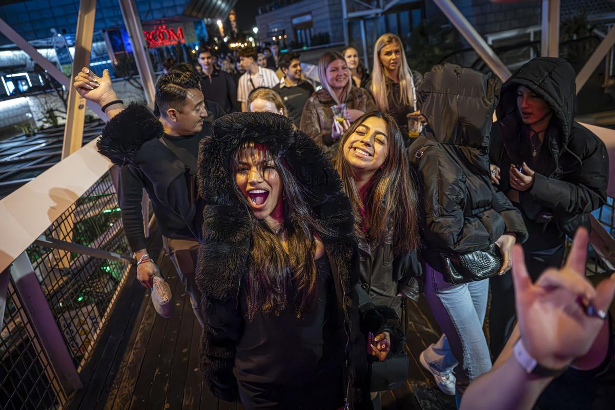 Barcelona 29/02/24 Barcelona. FOTOGALERIA de la festa 'Springfest' de la discoteca Opium, orientada a guiris joves nord-americans que venen per una pausa del curs lectiu. Discoteca opium i alrededores llena de jóvenes americanos. AUTOR: MANU MITRU
