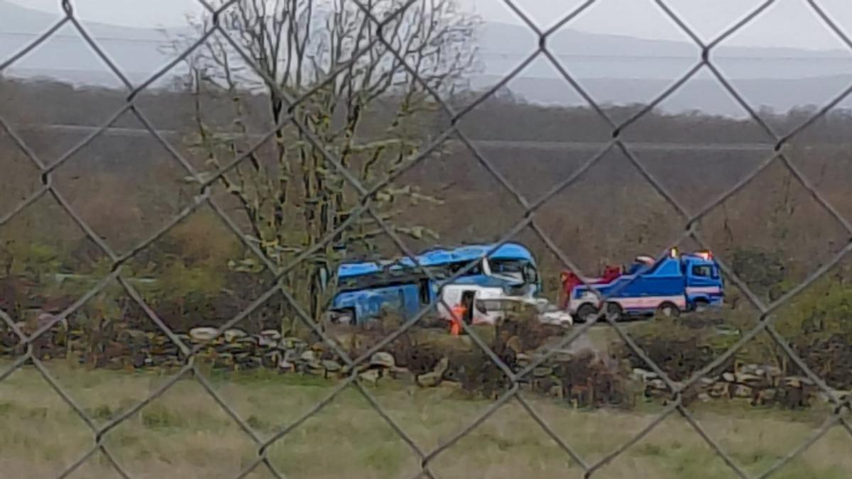 Imagen del autobús que se salió de la vía en Mombuey.