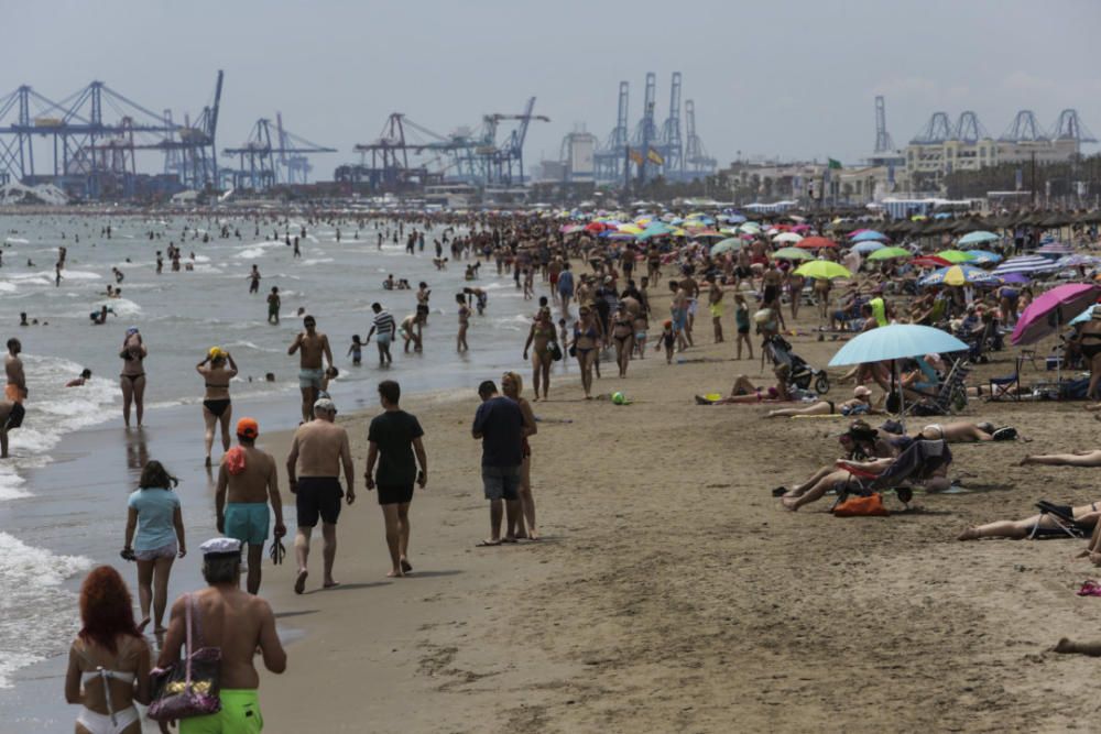 Las playas de València se llenan el primer fin de semana del verano