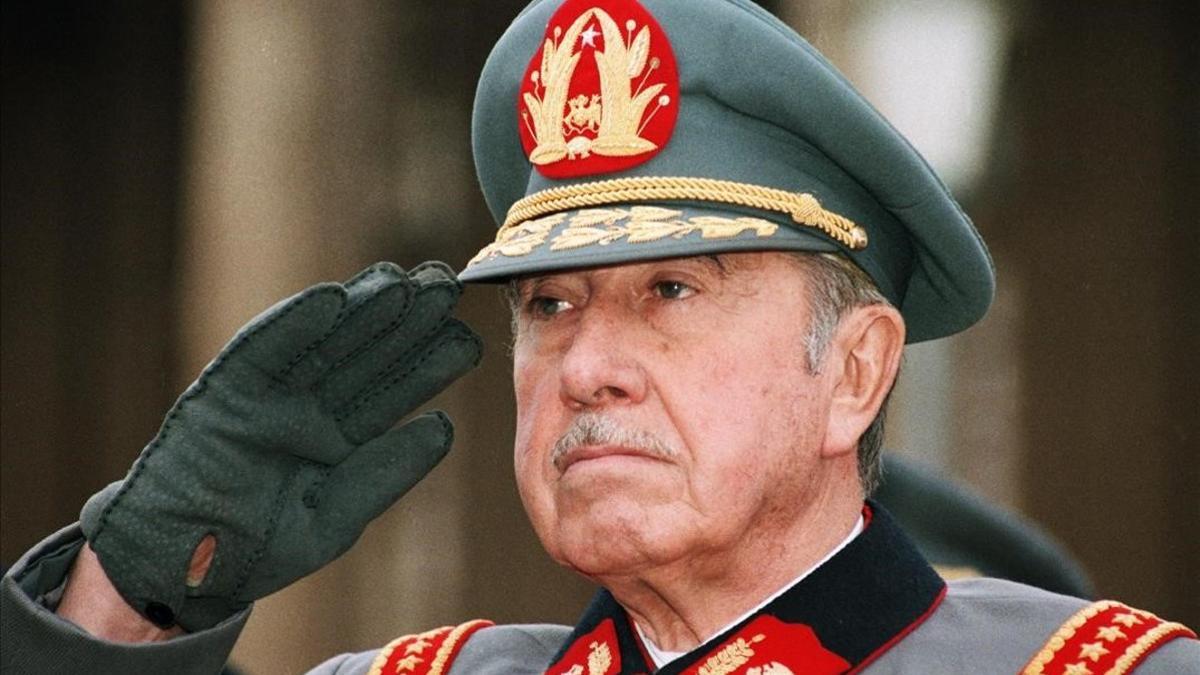 Augusto Pinochet realiza el saludo militar durante un desfile en Santiago de Chile, en 1986.
