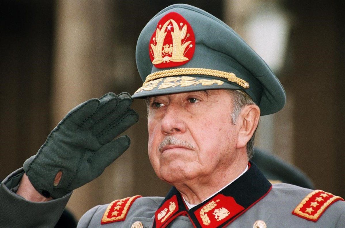 Augusto Pinochet realiza el saludo militar durante un desfile en Santiago de Chile, en 1986.