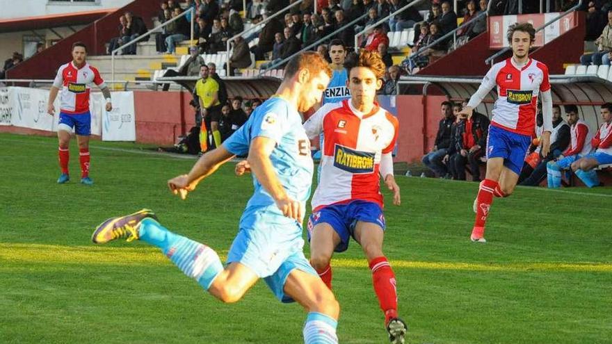 El partido de la primera vuelta en A Lomba terminó en empate a uno. // I. Abella